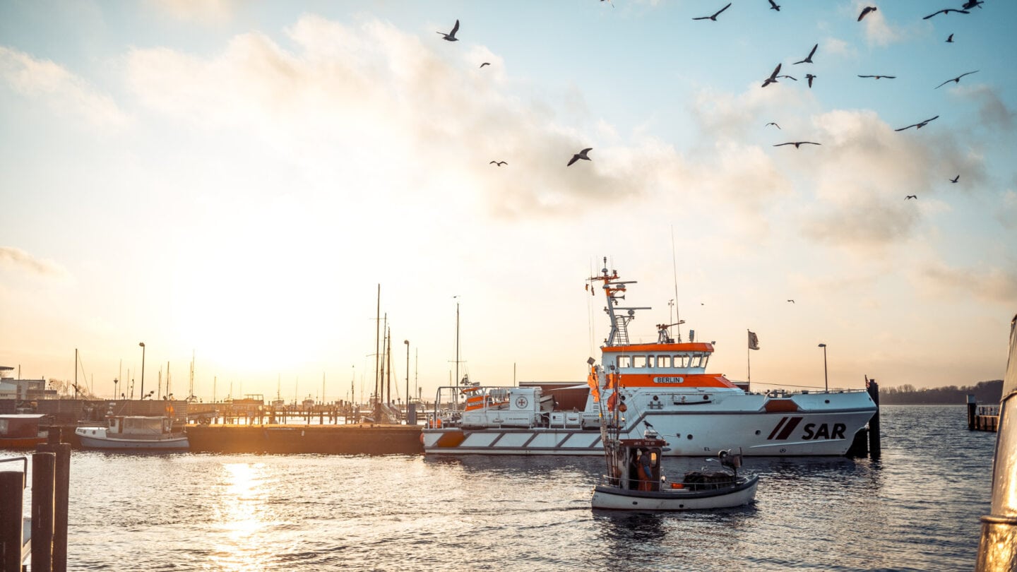 Entlang der gesamten Küste von Schleswig-Holstein gibt es fangfrischen Fisch direkt vom Kutter.