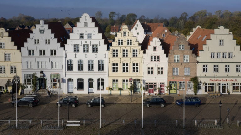 Friedrichstadt wurde 1621 von den Holländern gebaut. Heute steht das Stadtzentrum unter Denkmalschutz.