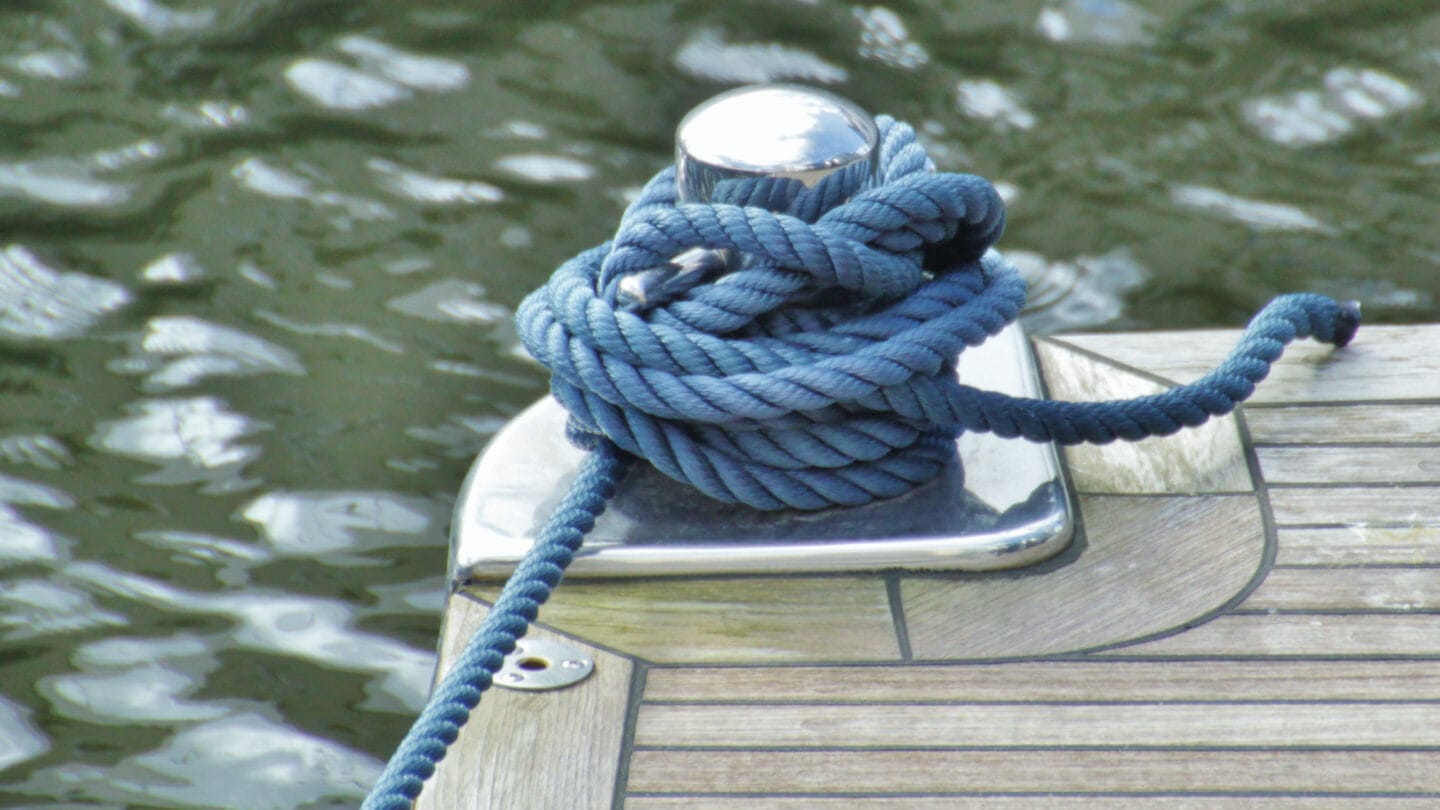In Schleswig-Holstein kannst du Urlaub auf dem Hausboot machen. So hast du das Meer wirklich direkt vor der Haustür.