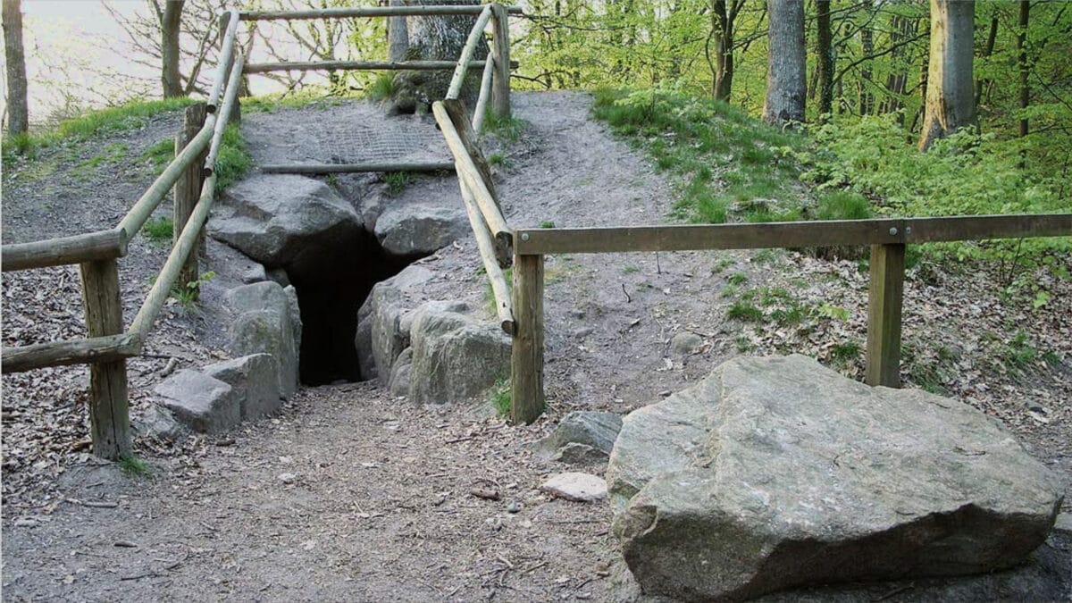Mitten in einem Wald im Norden gibt es eine echte Räuberhöhle.