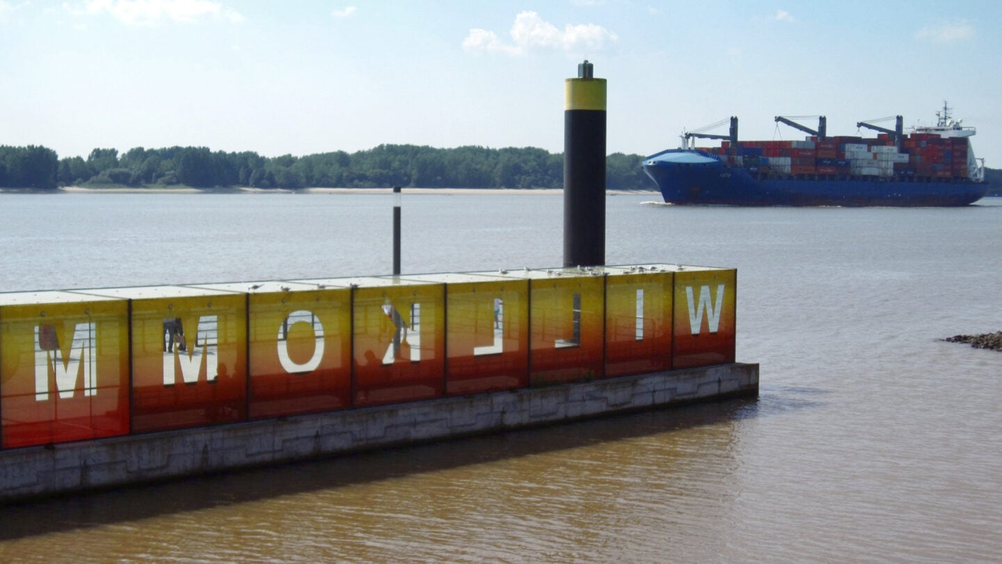 Jedes Schiff, das in den Hamburger Hafen einfährt, wird am Willkommhöft begrüßt