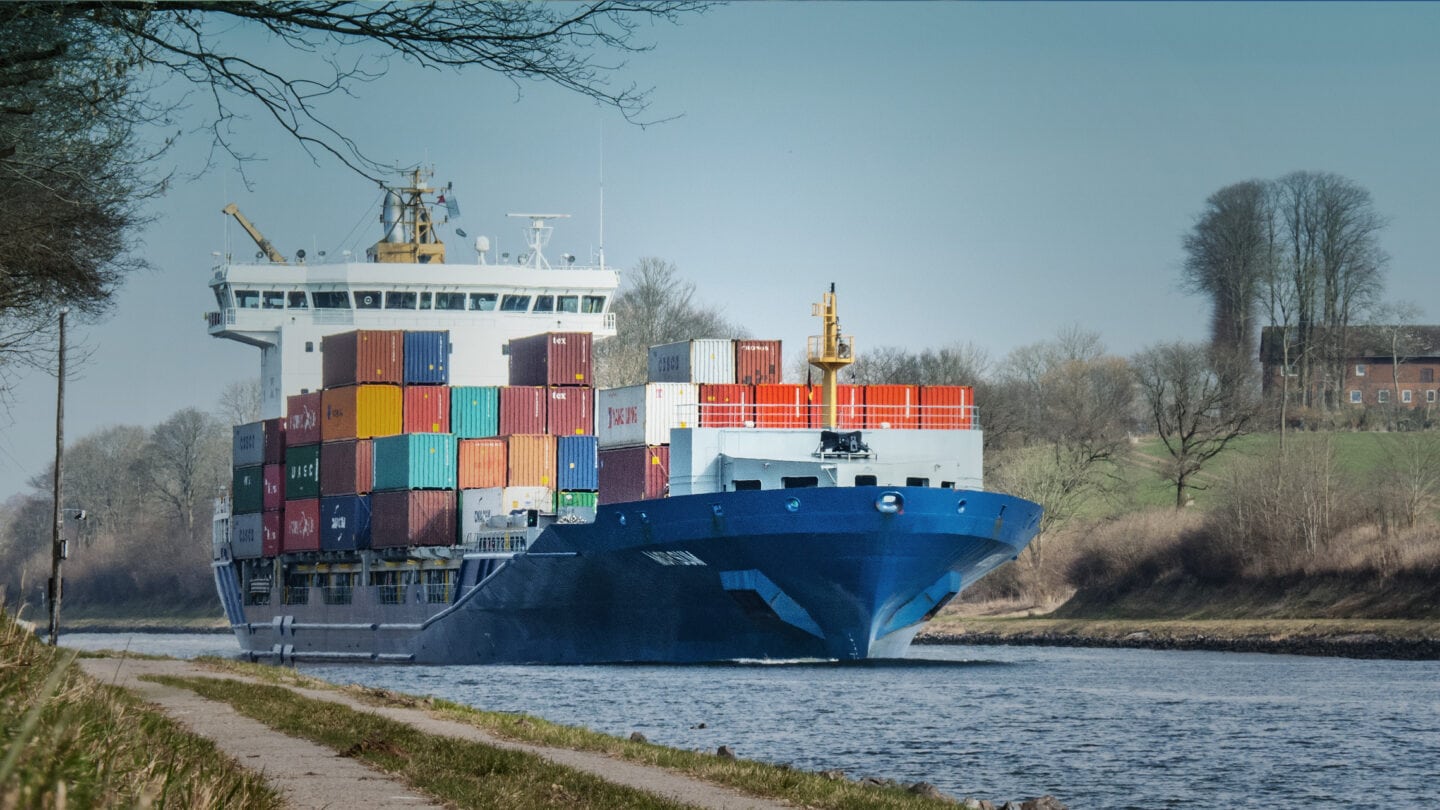 Jedes Jahr schippern ungefähr 32.000 Schiffe aus aller Welt durch den Nord-Ostsee-Kanal.