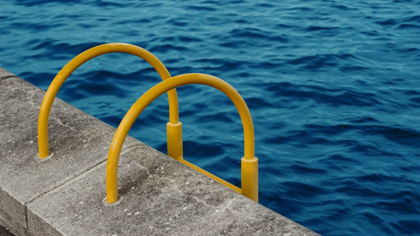 Echte Norddeutsche springen nicht ins Meer, sondern ins Hafenbecken